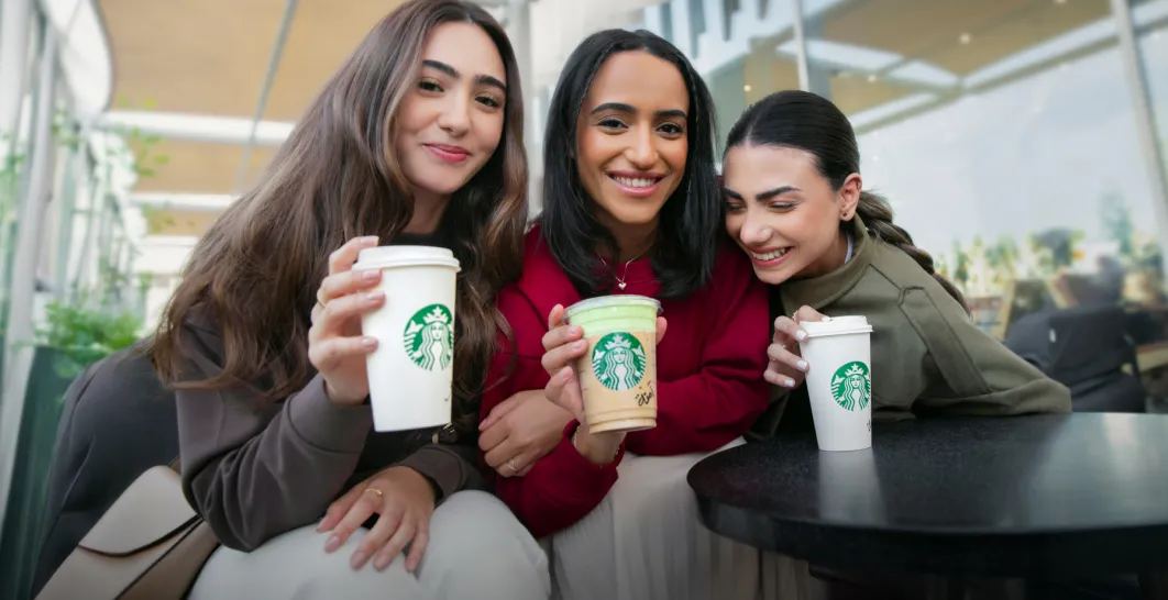 AE11P00100911 SBX Winter Campaign E_Girls-Selfie Desktop 1792x1238.jpg